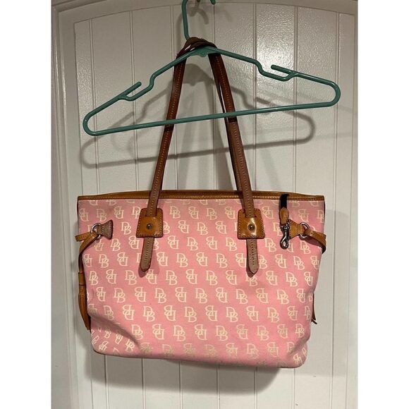 Dooney & Bourke Signature Tote Pink/off-white letters Side Tassel Tote - Picture 3 of 9